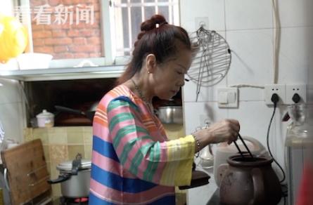 “这个保姆火了！”2013年和2016年，雇主夫妻双双因病去世。临终前，父亲将 