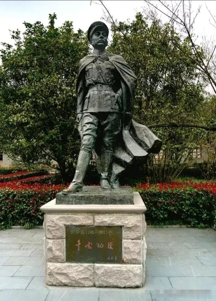 只要认认真真的读史，都会说张学良是中华民族的功臣。这尊张学良将军的塑像座落在浙江