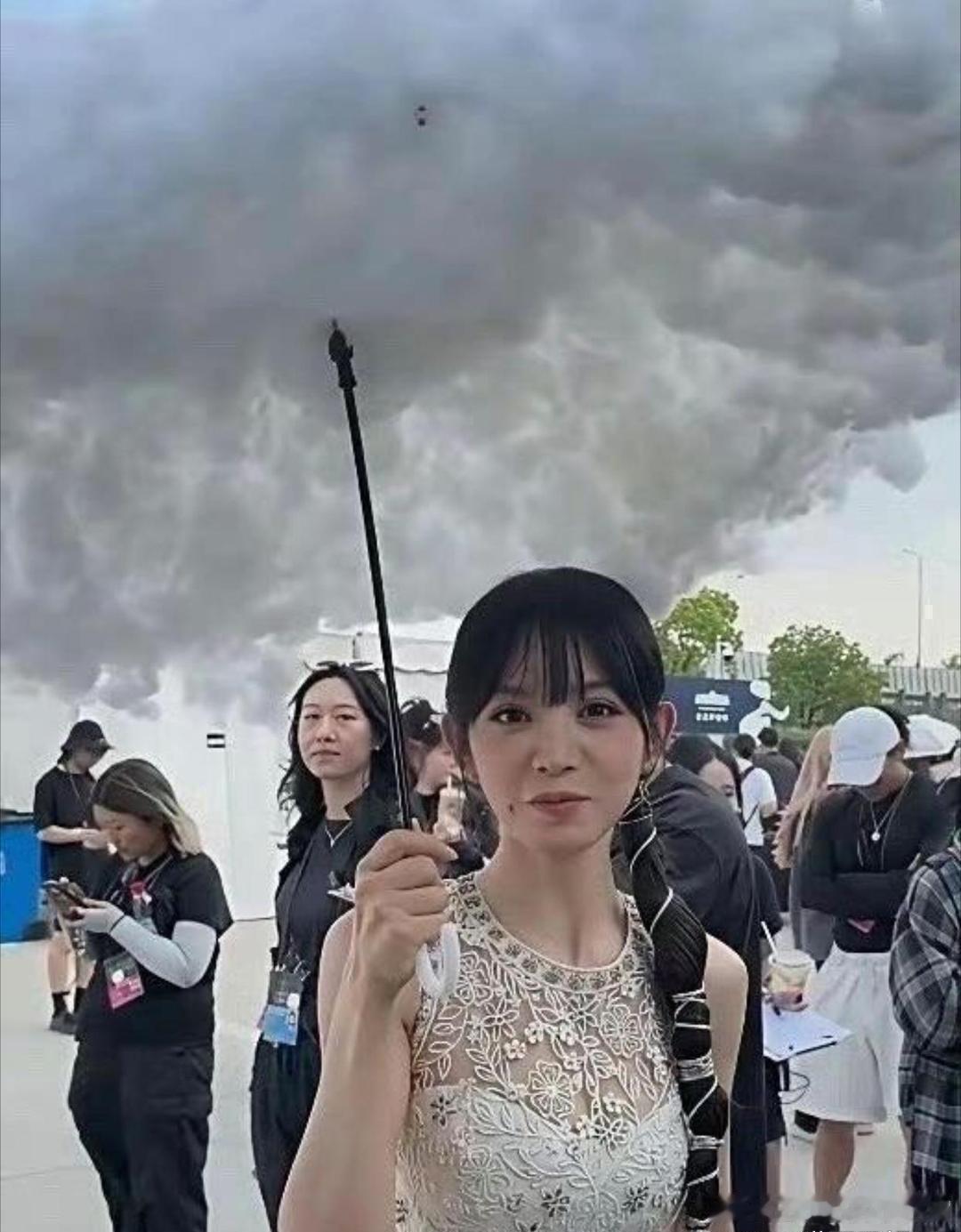 田曦薇这把雨伞还挺有意思的。 
