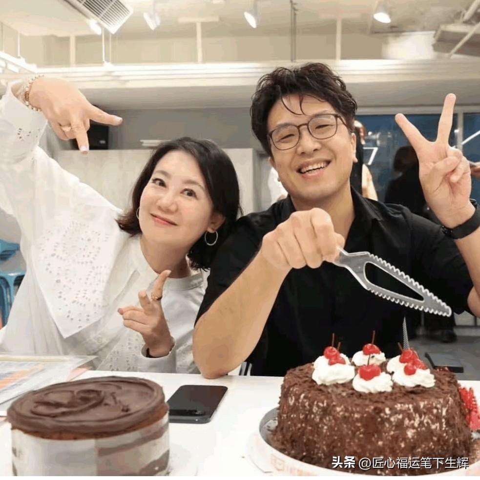 这位就是终身未婚的吴思瑶，现年52岁。
这张合影是她和搭档沈伯洋，像是在庆生。她