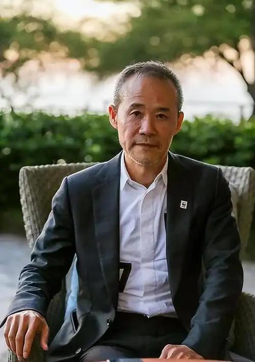 男人最傻的行为是培养女人，成年男人只筛选，不培养女人，否则会吃亏。王石就是最好的