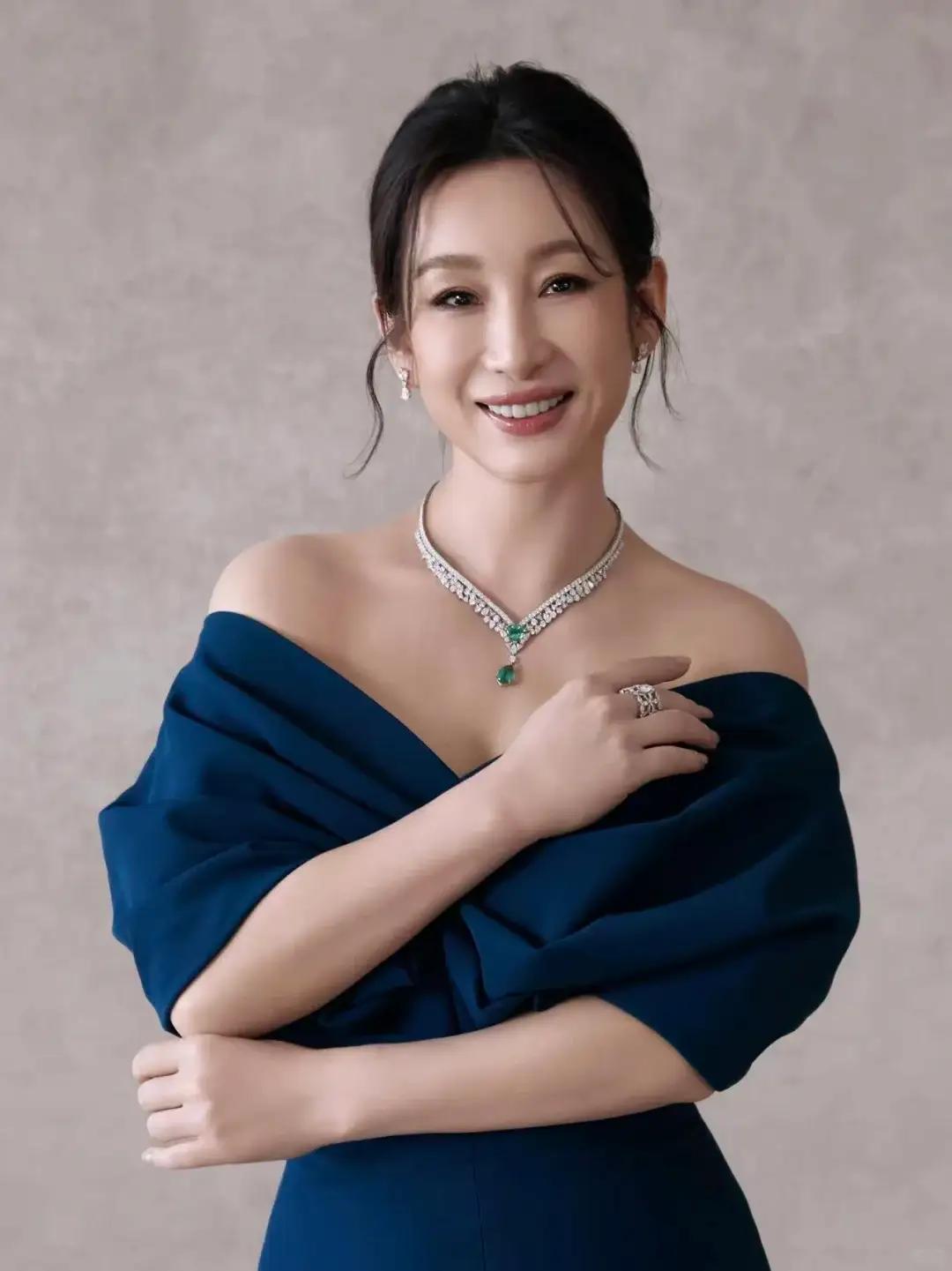 秦海璐真是郭麒麟干妈？据说还是综艺里认的干儿子干妈。好像郭麒麟除了亲爹郭德纲和亲