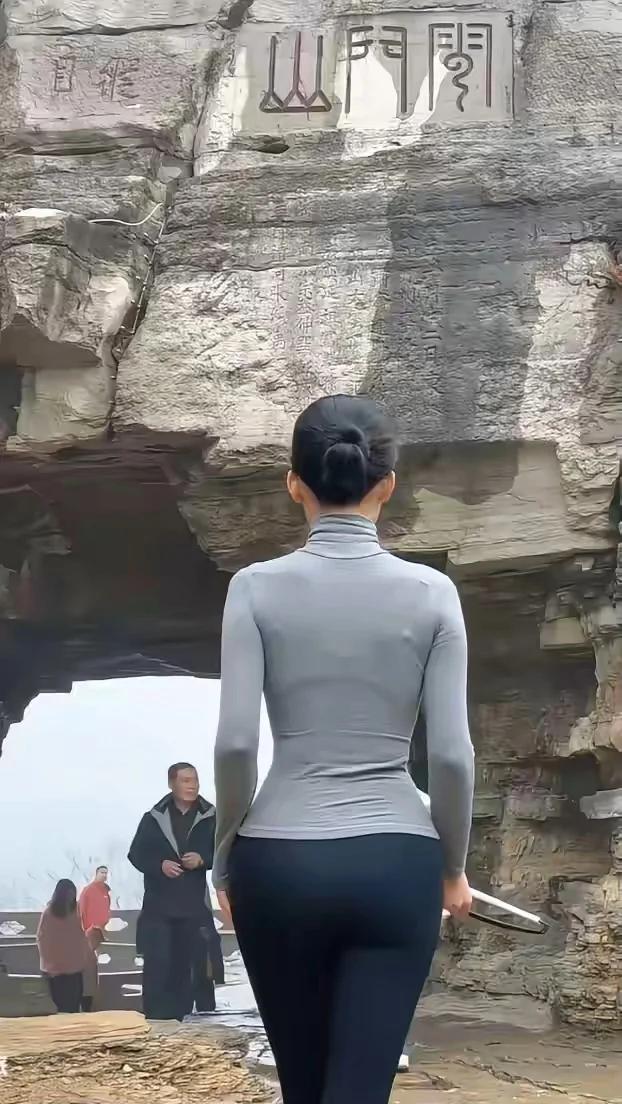 心 似水，如金 容万物，纳千岑 能装山海，不染尘阴 静时观自在，动处见深沉 烦恼