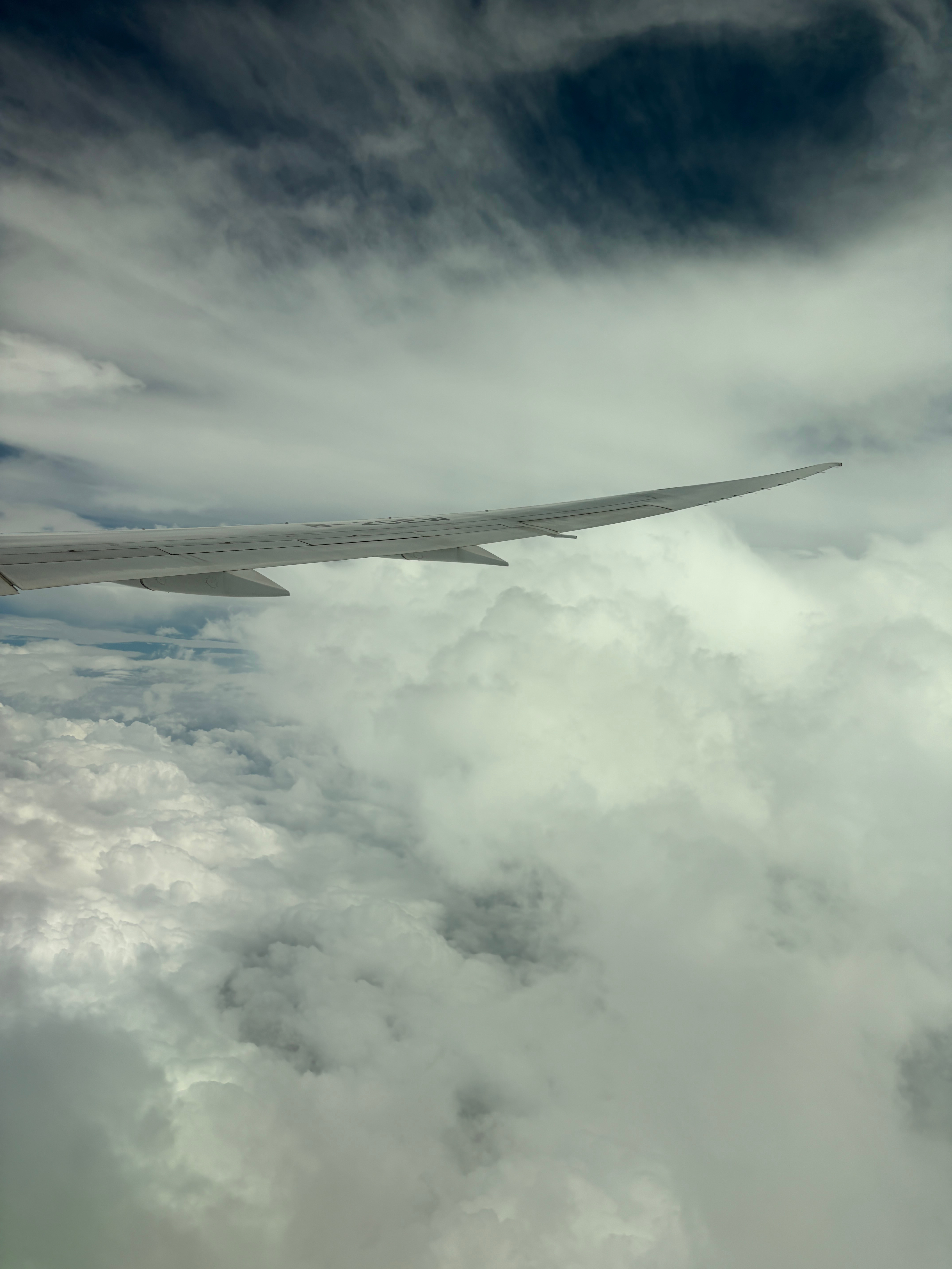 卧槽，这趟航班真难受。时速都过1000km/h了，海拔都超过10000m了。周围