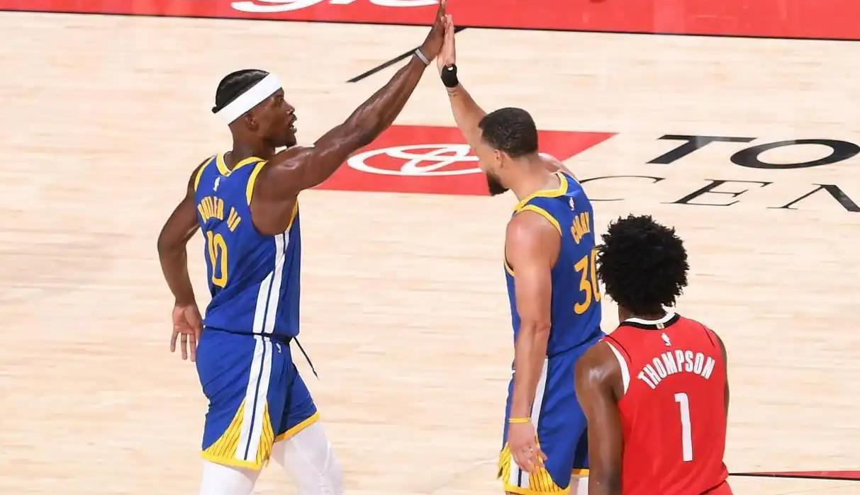 库里和杜兰特当年都是勇士队的核心球员，他们俩也在一起拿到了多个NBA总冠军。不过