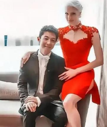 八年前，亿万豪门千金李白执意要嫁给撒贝宁，而与父亲决裂，八年后，李白终于明白，自