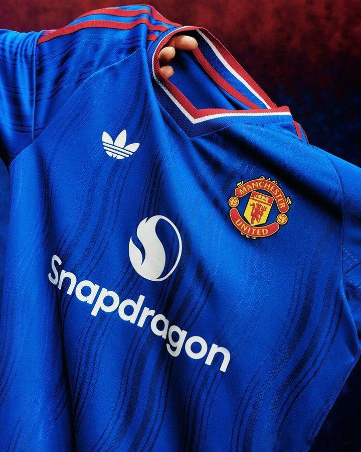 曼联发布新赛季客场球衣，满分10分，大家给几分？👕🔵 英超联赛