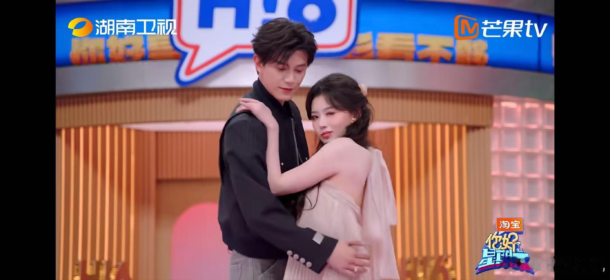 孔雪儿邓凯跳舞好甜你好星期六被这段双人舞狠狠拿捏，孔雪儿邓凯眼神拉丝，每一个动作