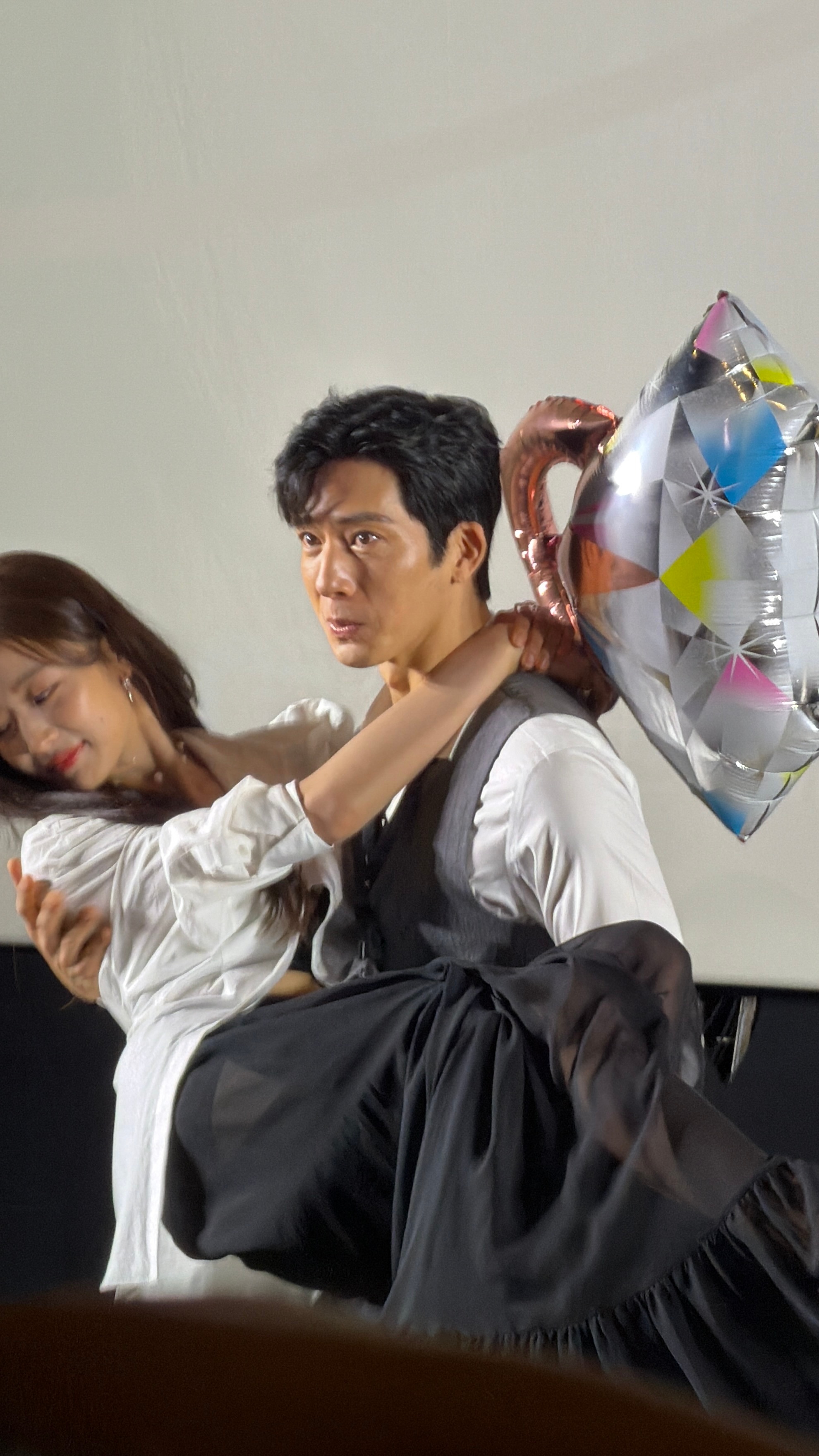 井柏然孙千转圈公主抱井柏然孙千360度公主抱看看别人家营业，再看看我家，一个公主