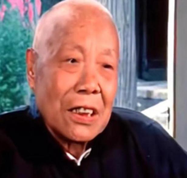 晚清末代太监孙耀庭晚年揭露，宫中后妃沐浴从不动手，全程由宫女与太监伺候擦洗。
严