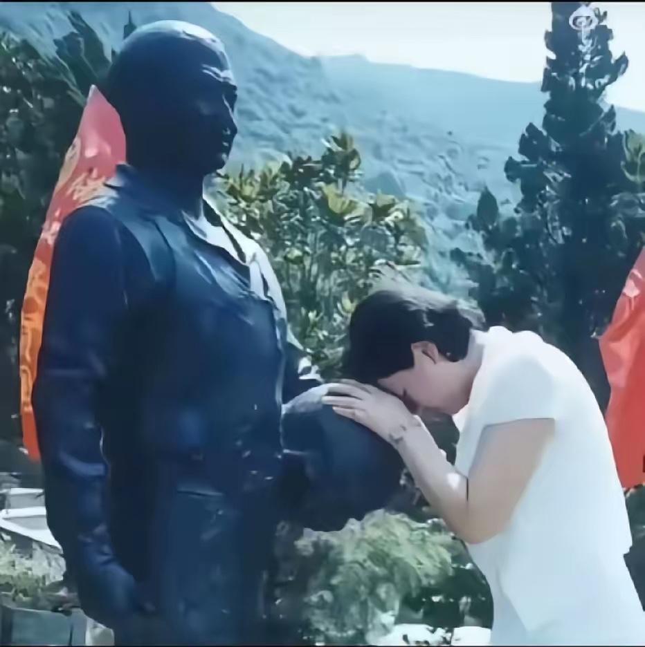 2003年，海空卫士王伟牺牲两年，遗孀阮国琴来到安贤陵园丈夫雕像前祭扫。她俯身紧