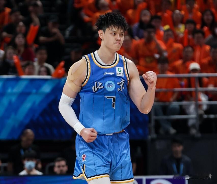 去过NBA回来的，就是不一样！
曾凡博去年和篮网队签下了一份训练营合同，并且代表