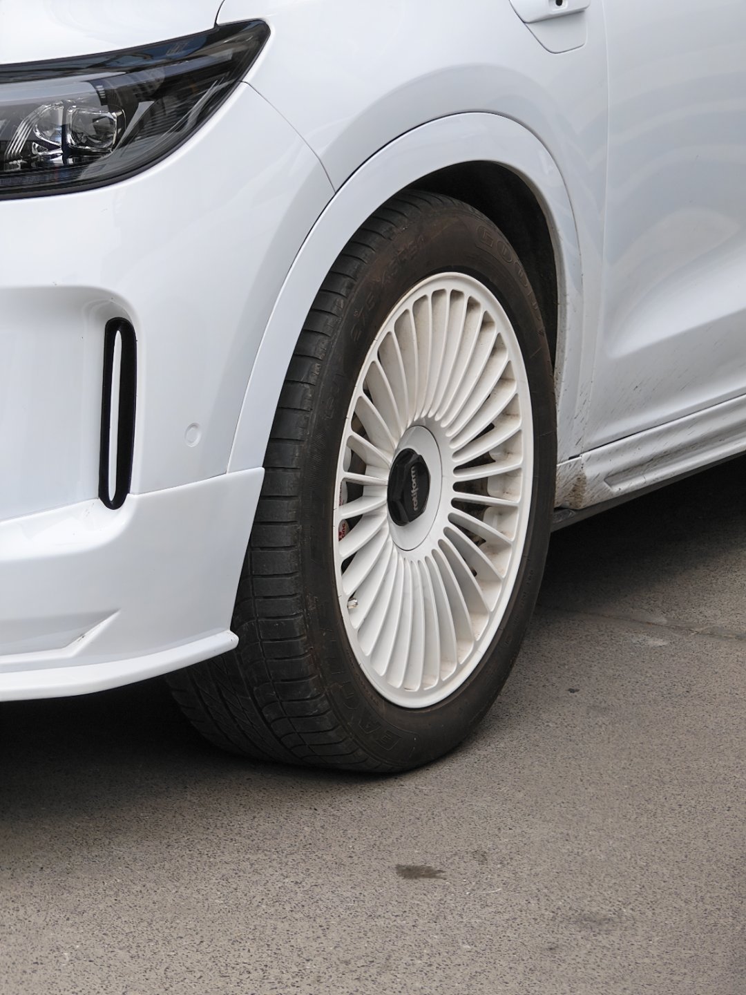 今天在酒店楼下看见一辆问界M7，车主把它改成全白了，看起来也蛮特别的。大v聊车