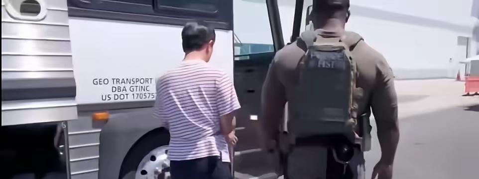 韩国人彻底看清了吧！

反华情绪那么高潮，到头来被美国打脸了。
对待他们像对待牲