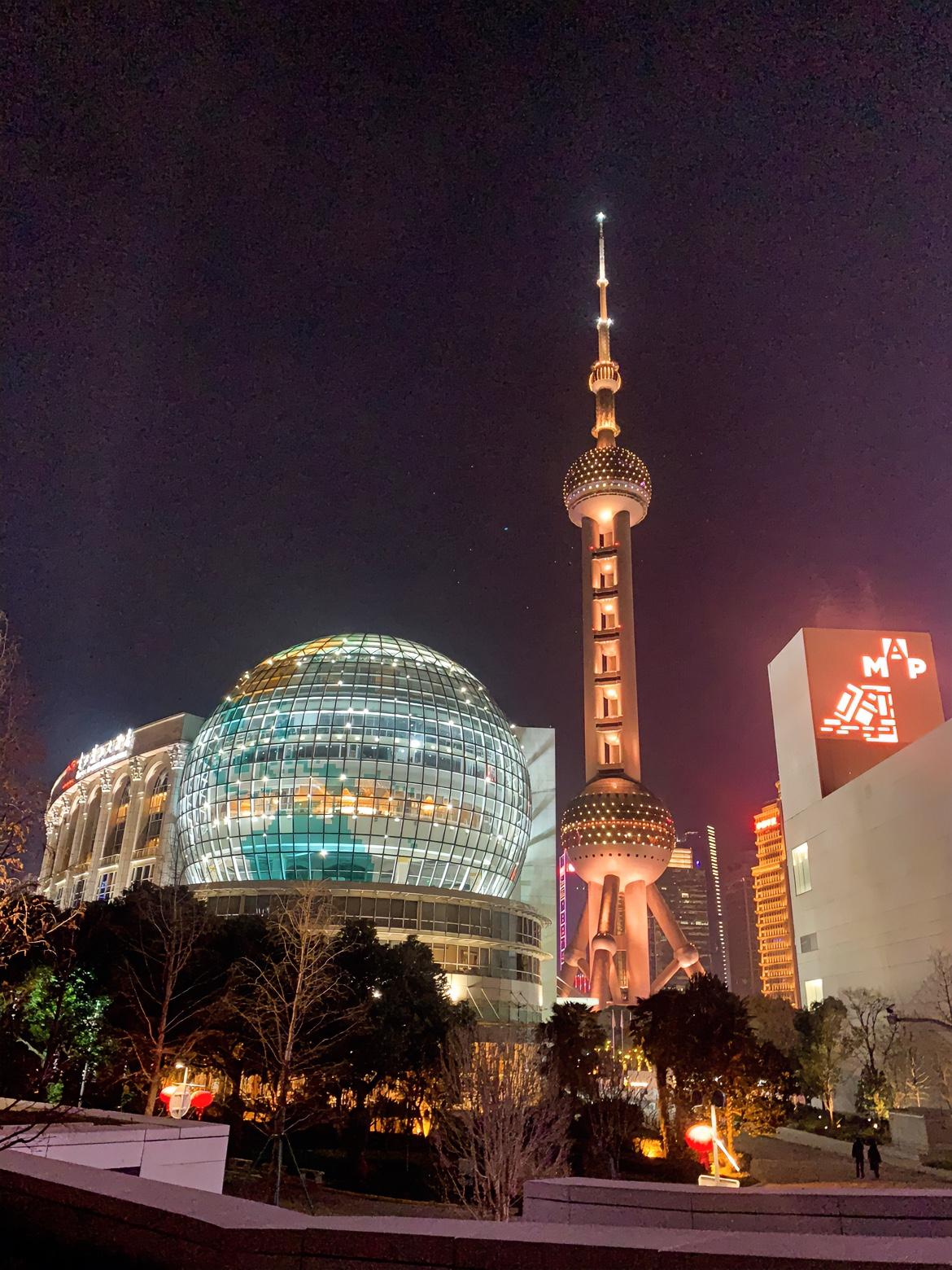 张灯结彩送旧岁；
欢天喜地迎新年。