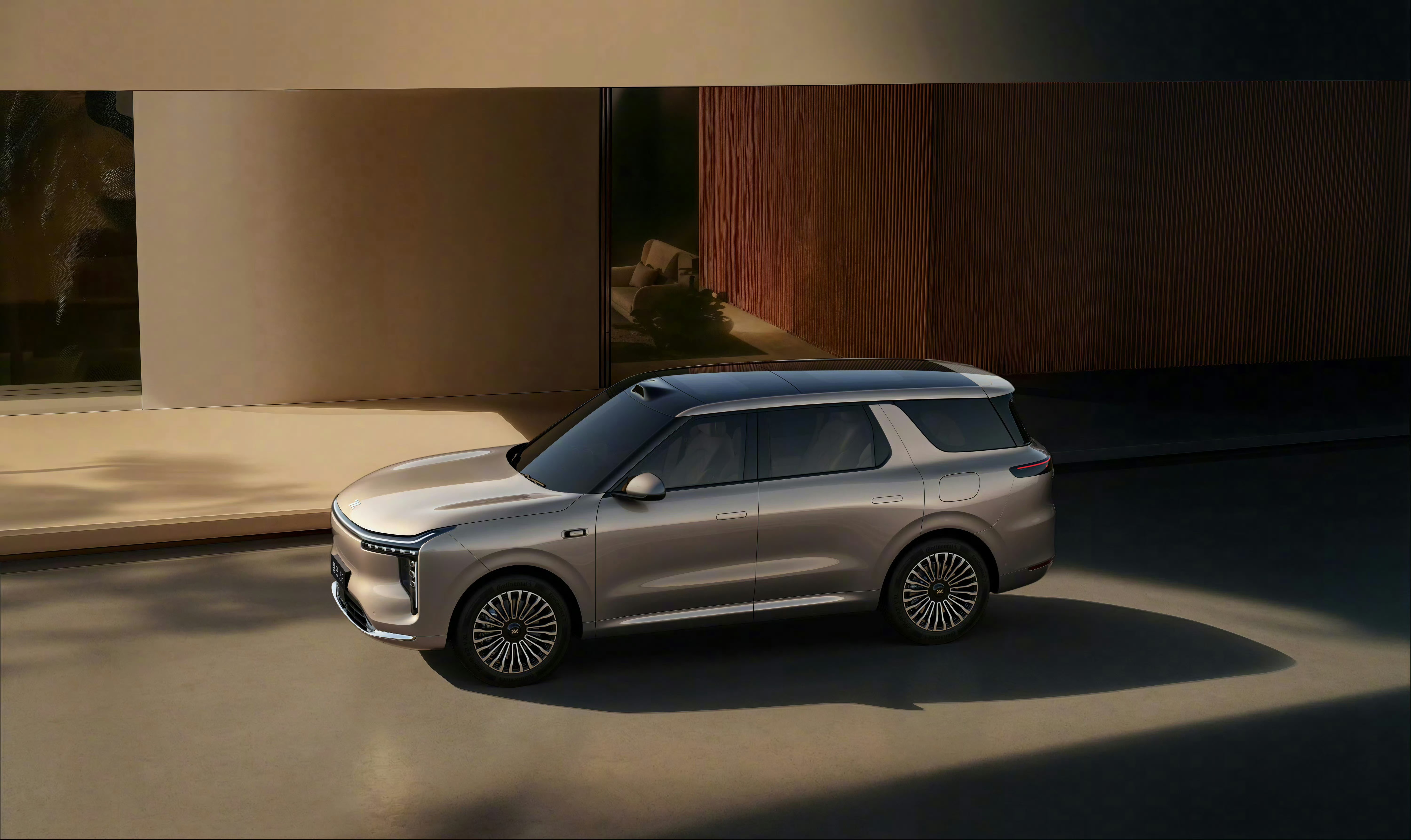 智己 LS8 之前官方预热那句"半圈，即圆满"，说的就是线控转向。方向盘和转向轮