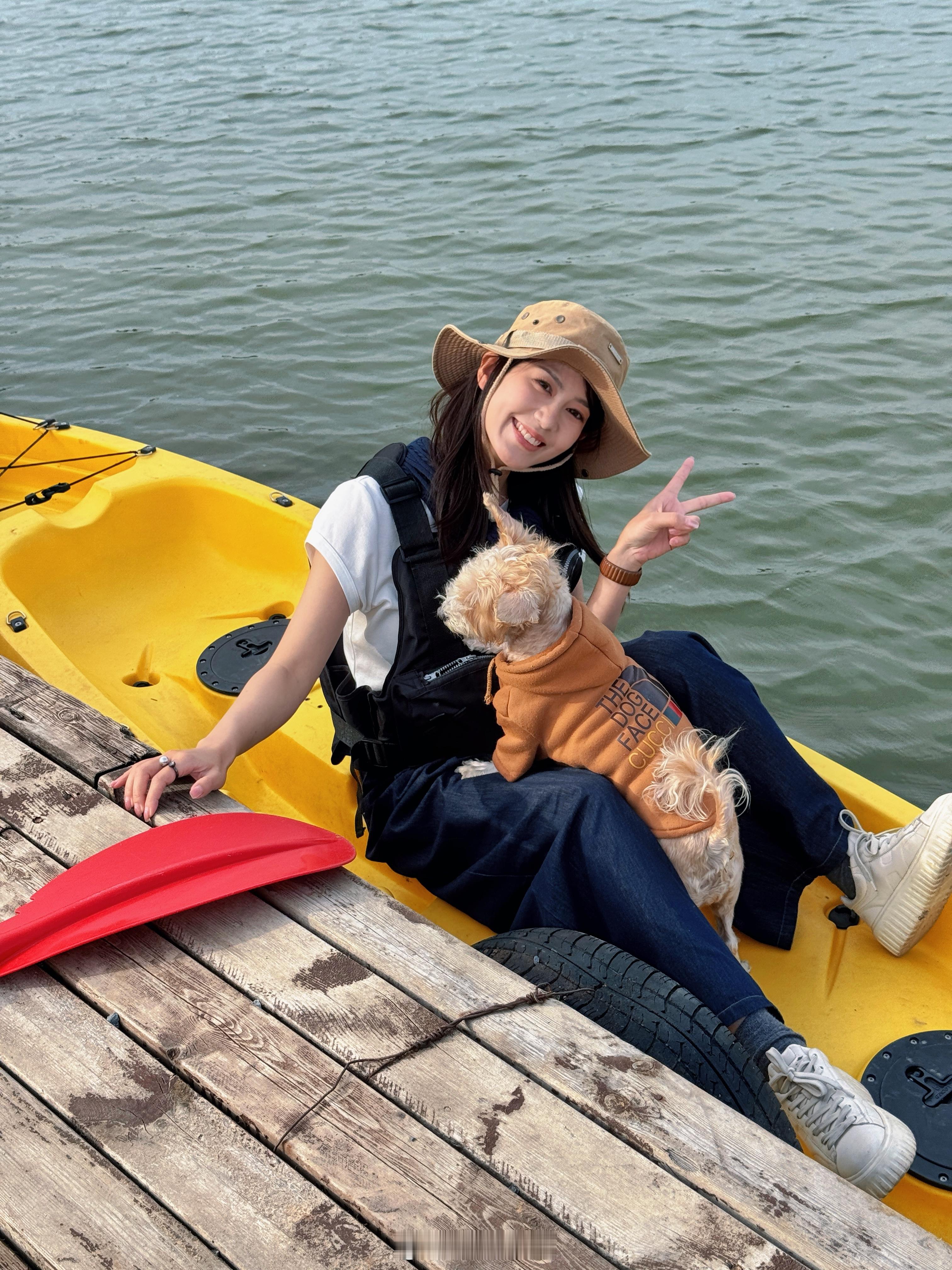 和同事们带小狗来划船小狗穿的比我还要户外[可爱] ​​​