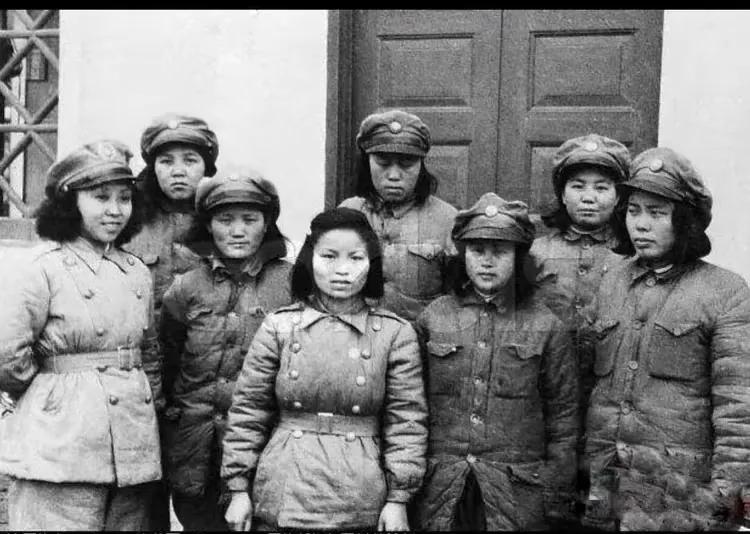 1942年，7名中国女兵被日军包围。然而，让鬼子没想到的是，女兵们突然主动投怀送