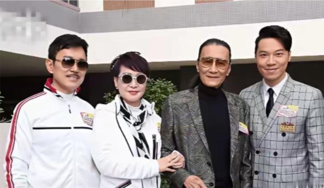 谢霆锋妈妈狄波拉，再婚25年，与比自已11岁航空机长相爱，狄波拉经常带着现任去看