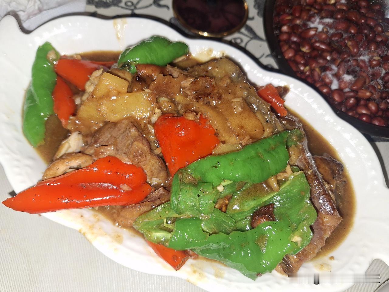 连续两次吃博斯腾湖的野生鱼，都从鱼脑袋里吃出这东西来，咬不动。贫道认为，这是鱼修