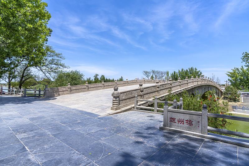 为什么古代的拱桥大多是石头建的?
       古代拱桥多以石材修筑，并非古人刻