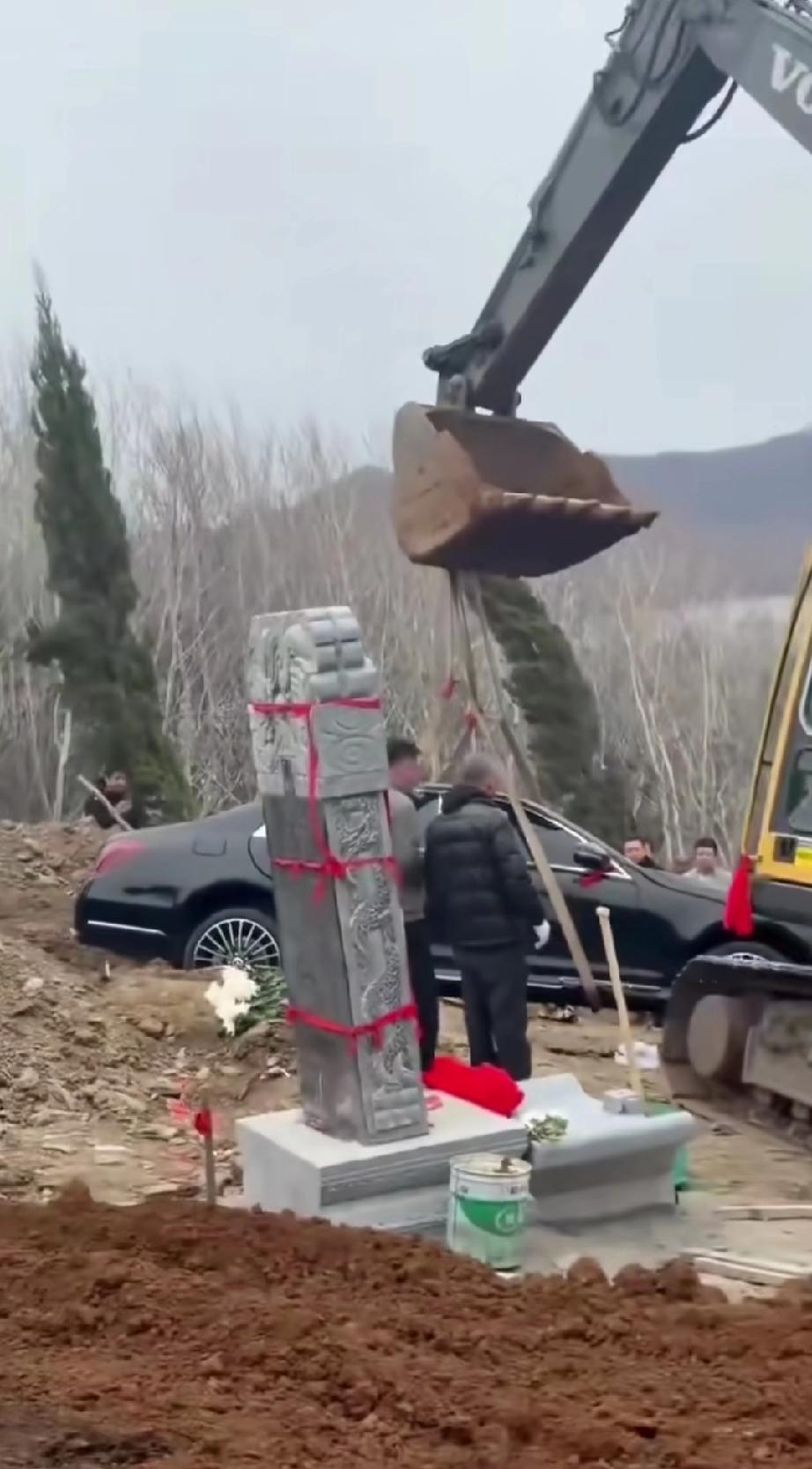 今天4月10日，看见一条视频用豪华汽车“土葬”，不管处于何种目的，这样的现象值得