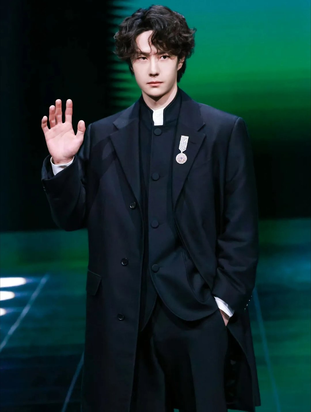 王一博的最新照片，让我明白了一个道理，最适合中国男人的衣服还得是咱的中山装啊！王