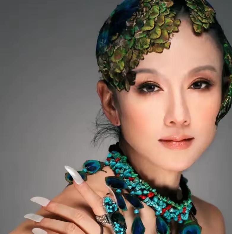这是一场长达二十余年的“双向奔赴”，外人看不懂，当事人却乐在其中。

故事要从1