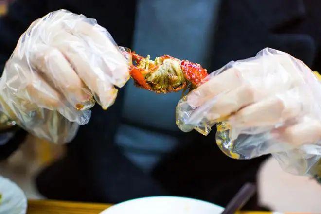 为什么外卖商家总免费送一次性手套？很多餐根本用不上，到底图什么？

不知道你有没