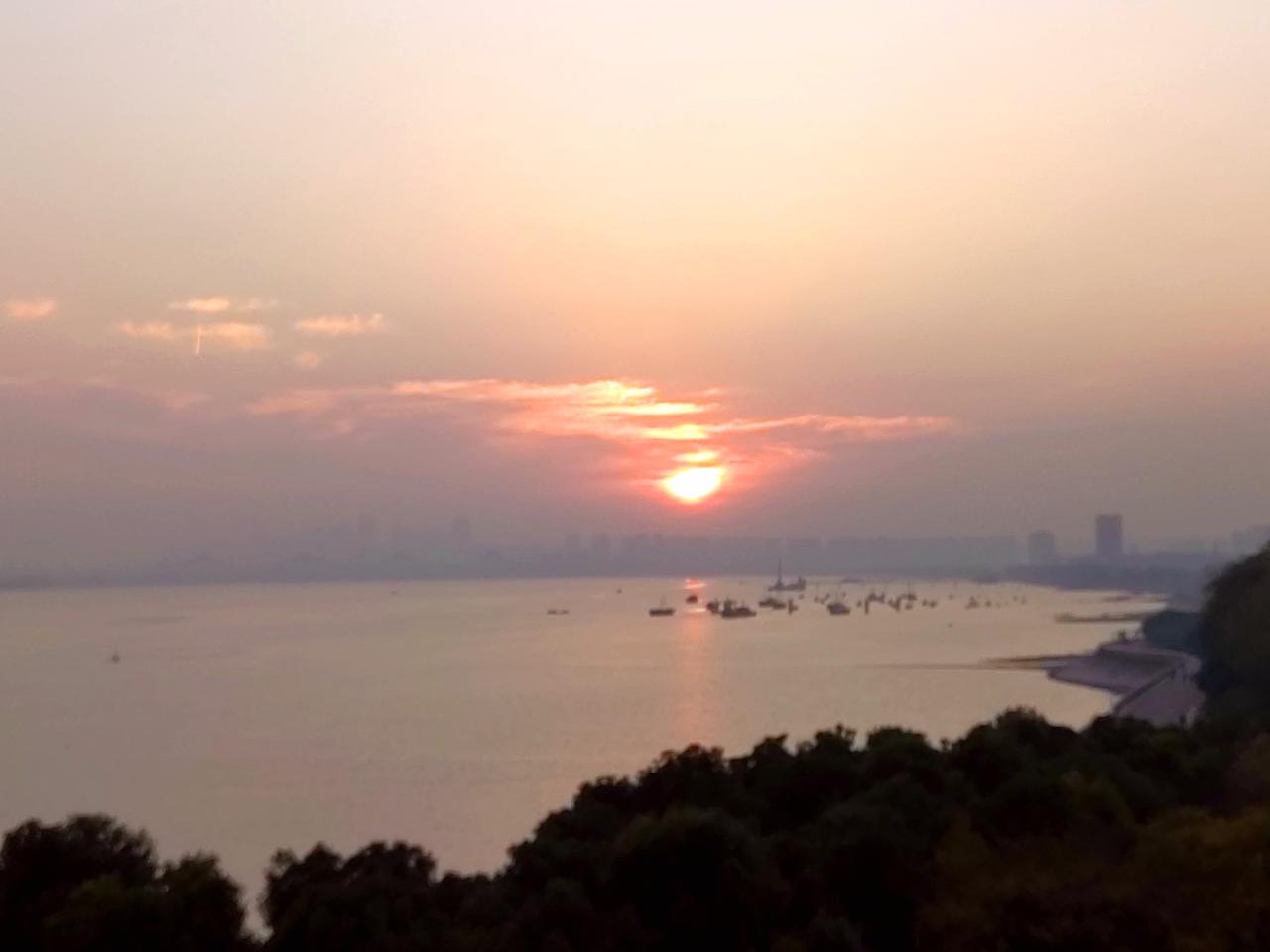 【七绝·落日】
落日何输旭景红，
生机总是渐终穷。
霞光纵令铺千里，
唯剩残云暮