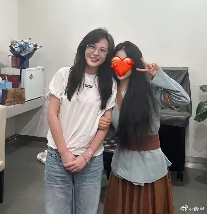 李金铭终于现身了！停更10个月首度线下露面，现身《倩女幽魂》舞台剧后台，生图甜妹