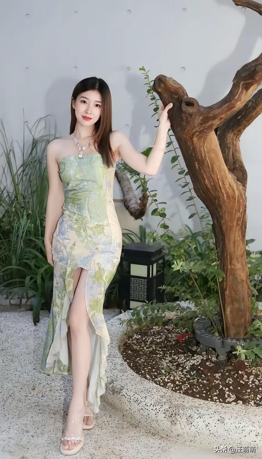 这姑娘的裙子好漂亮，这身穿搭就像展馆里的精灵。真的让人过目不忘[比心]
高级感穿