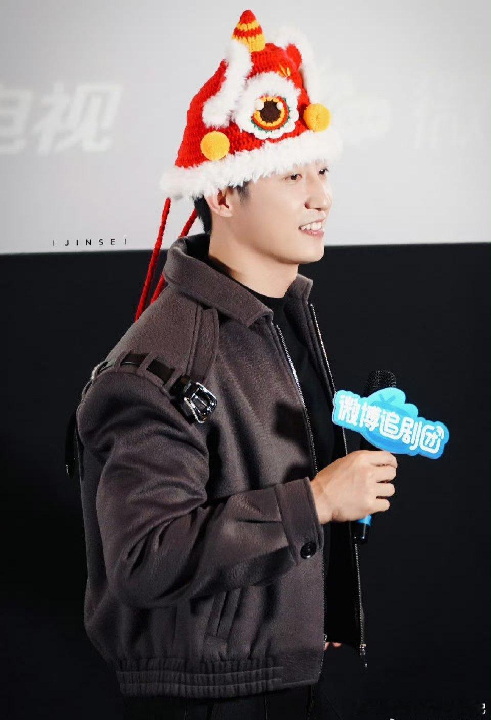 早知道黄景瑜这么搞笑留春晚看了黄景瑜这段全程高能，戴小虎帽反差萌拉满，接观众的话