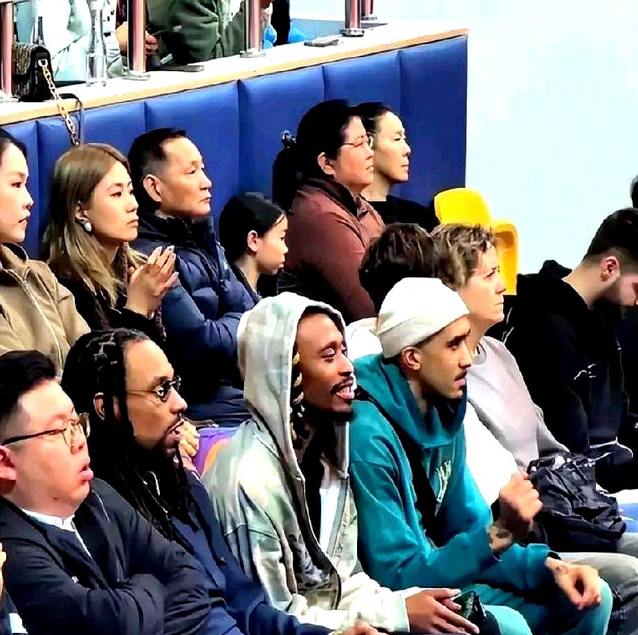 宏远外援麦考尔伤缺却笑成表情包！
 

昨晚他穿便装溜到女篮场边，护具摘了，冰袋