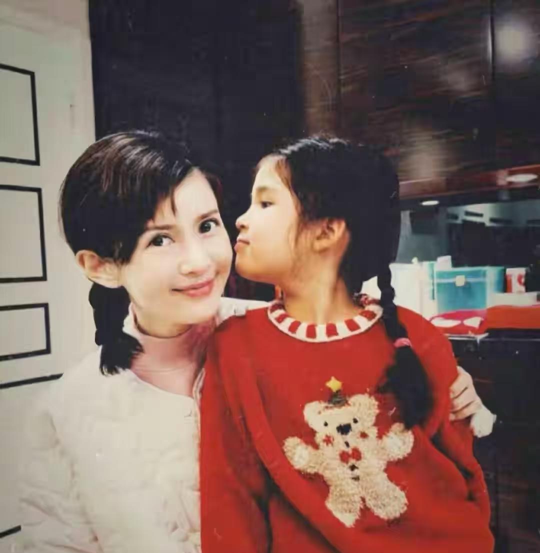 大美女沈星很少看到她的身影了，原来她已经低调当妈了，还有了一个漂亮的女儿。

时