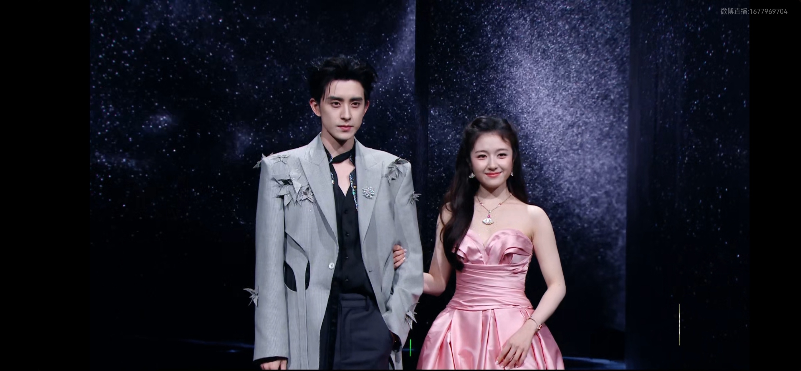 你别说，今天的花生双人红毯，挺养眼的 