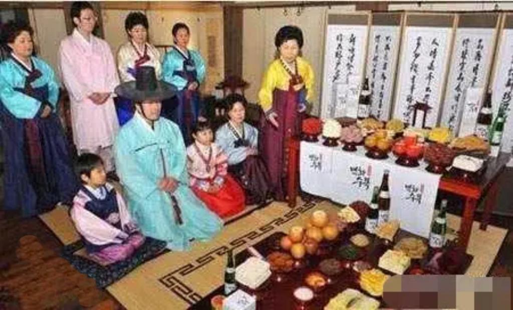 春节期间，韩国一项调查显示，发压岁钱成了韩国成年人过年时负担最大的开销，“压岁钱