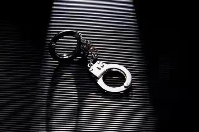 近期，一起引发广泛关注的案件在社会上引起了激烈讨论。34岁的男子因曾在童年时期被