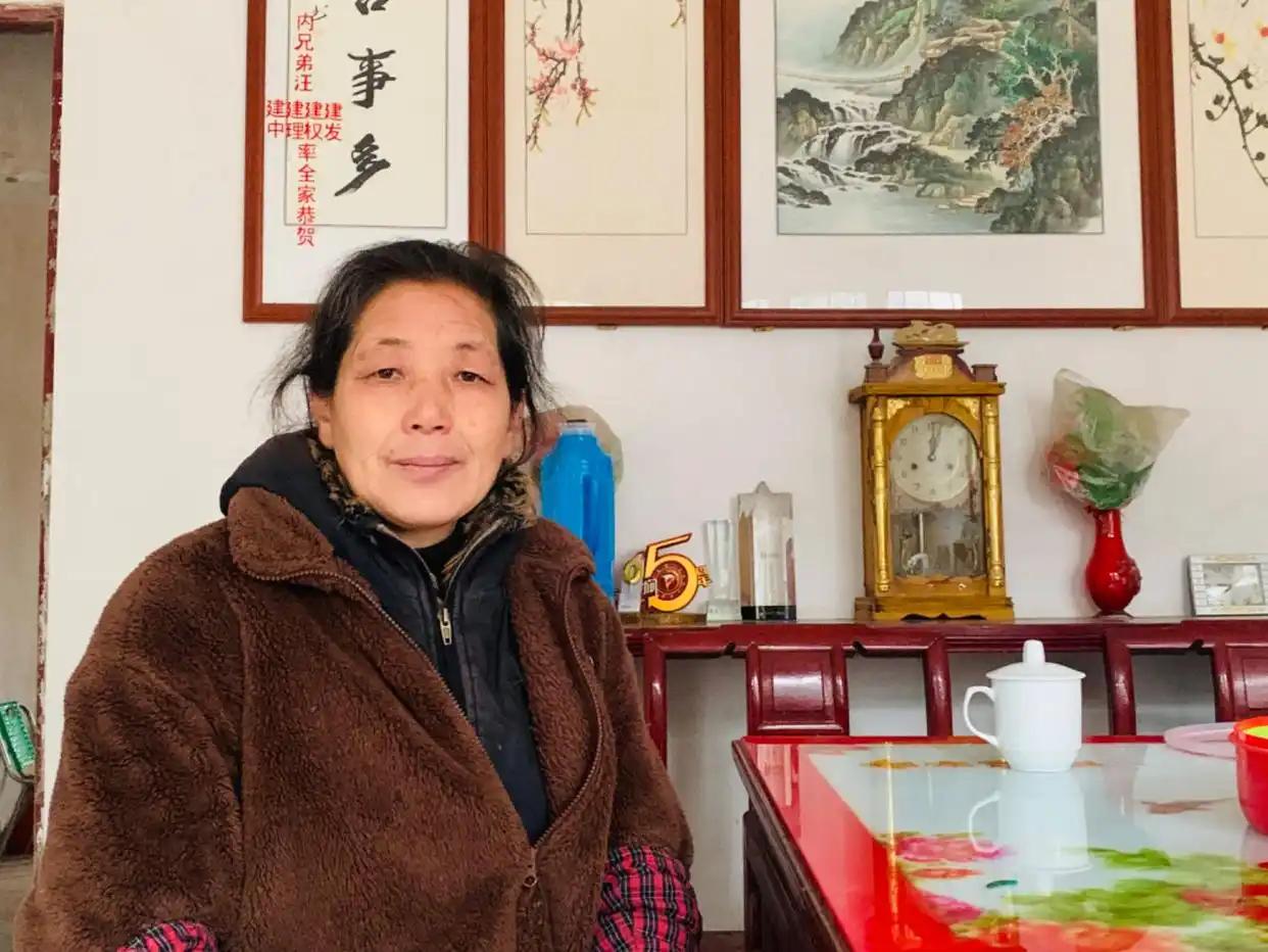 2013年，安徽黄山，一位寡妇做挑山夫20年，辛苦养育了3个儿女，把2个培养成大