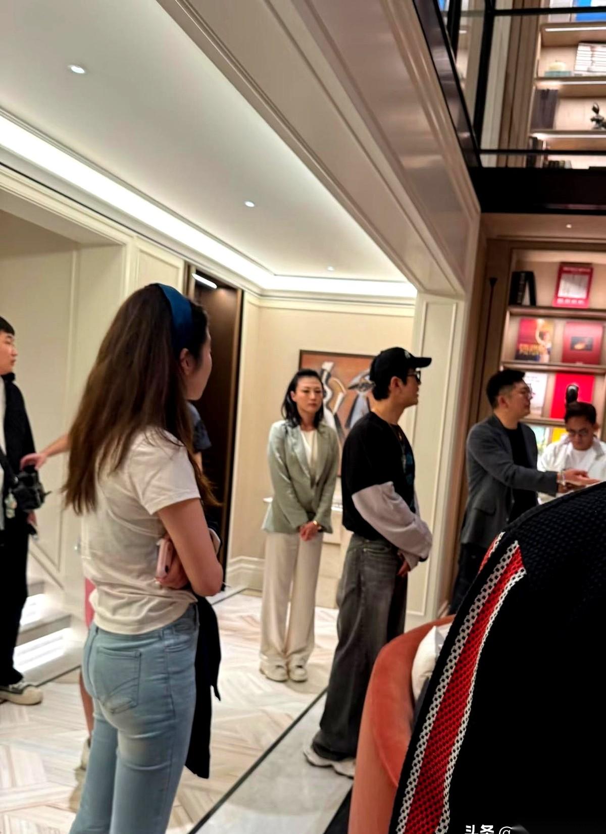 黄晓明正准备买下东安路上的嘉佰道上海。
这处被拿来比当年和baby世纪婚礼的豪宅