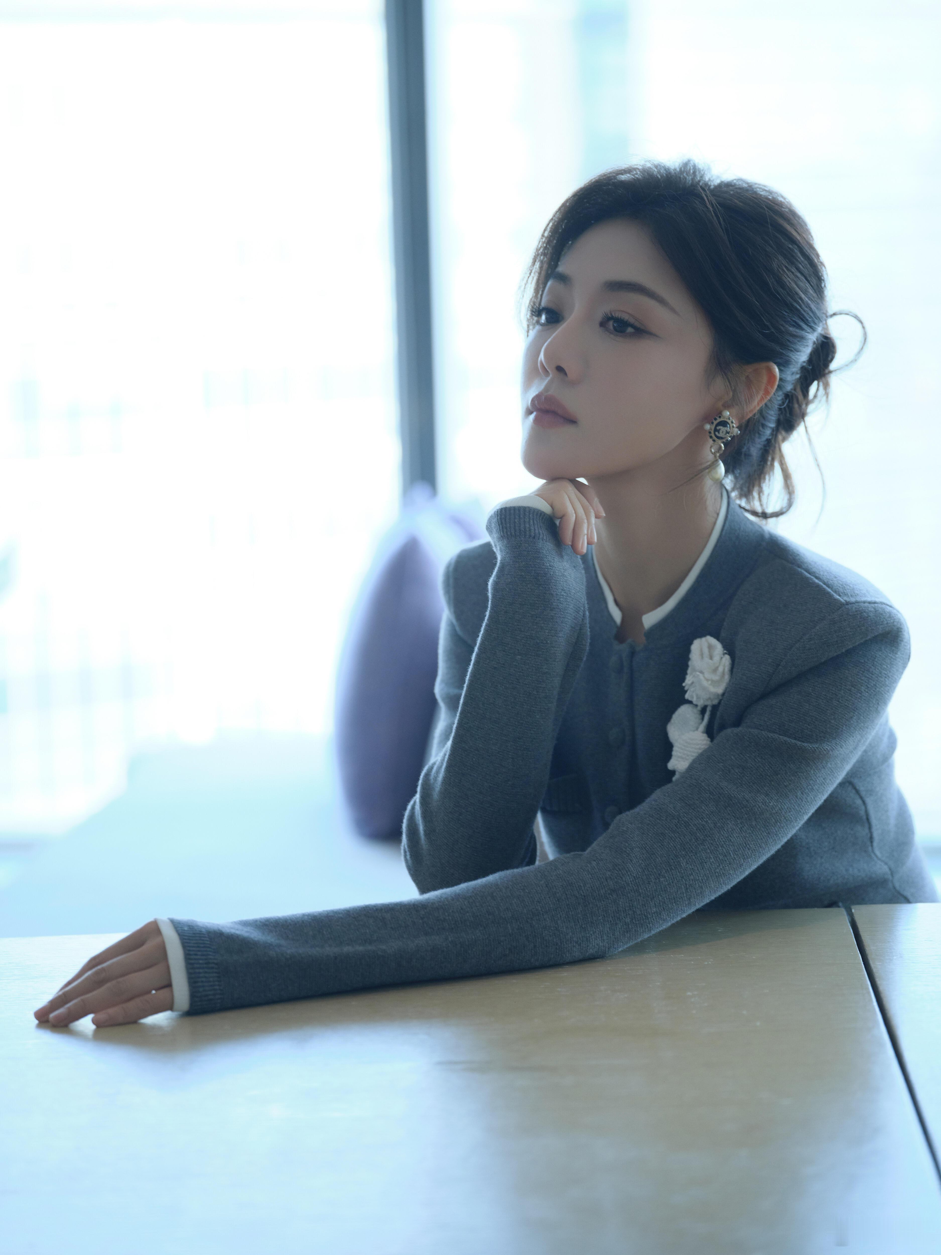 邓家佳 🖤 深秋黑丝穿搭 ​​​
