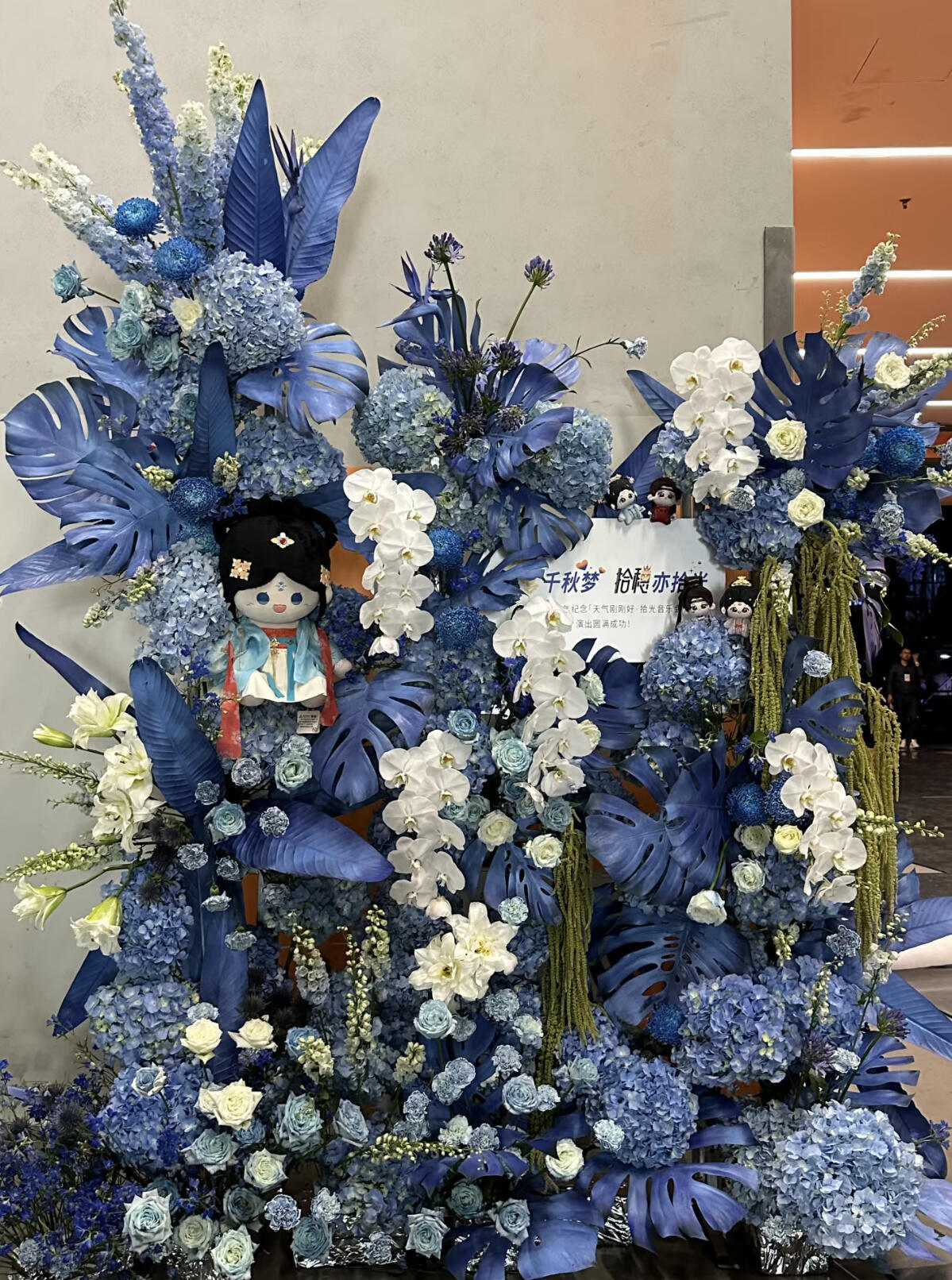 原来有这么多人送白鹿花篮 谁懂啊！一进后台走廊直接被震撼到，长长的走廊两边全是花