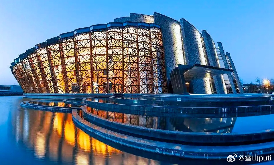 《正见》的作者是宗萨蒋杨钦哲仁波切，由上师的弟子姚仁喜先生翻译成中文。姚先生在译