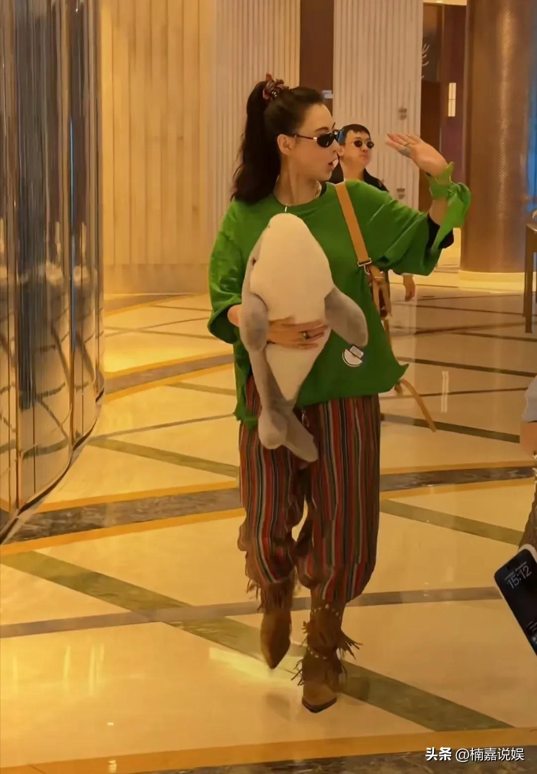 张柏芝现身海南三亚出席活动，扎着高马尾，戴着墨镜，肤色超级白，身材纤瘦轻盈，脸巨