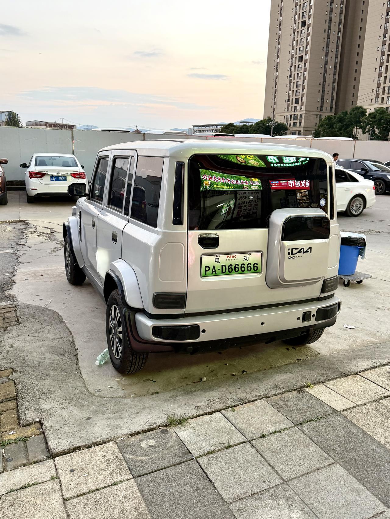 现在的老头乐是真6，远处看我以为是iCAR V23，还寻思车身尺寸怎么那么小，总