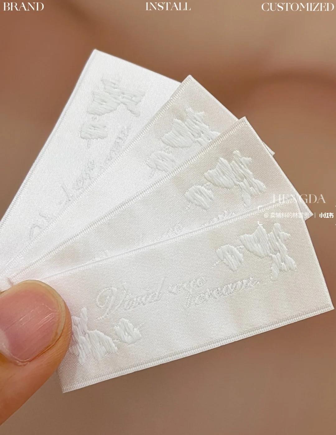 浮雕提花领标
高密织唛定制
立体浮雕工艺，品牌质感一步到位
提花领标 提花唛头 