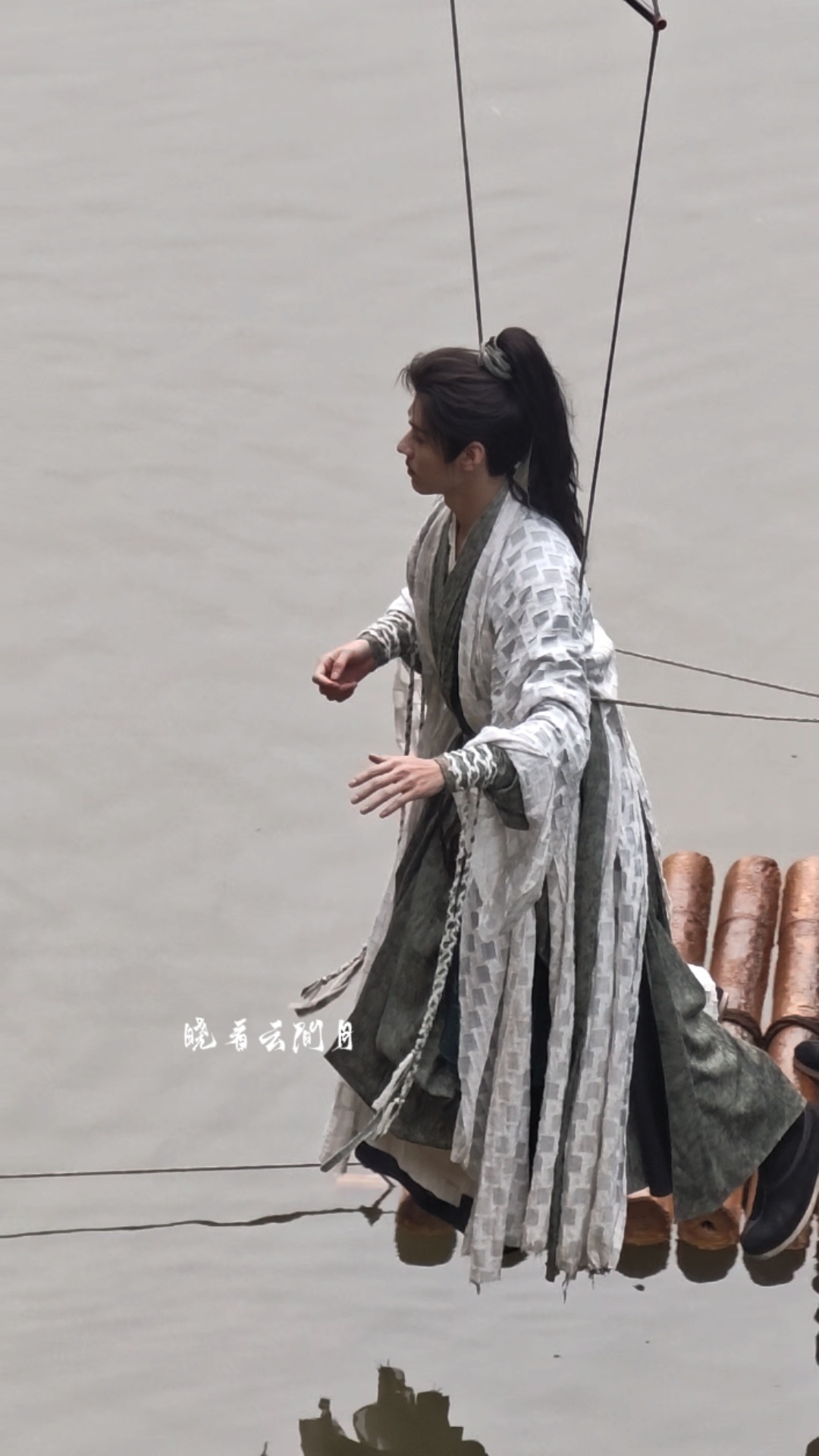 威亚吊太低了小洁癖怕弄湿裙摆往后翘着脚脚好萌吧