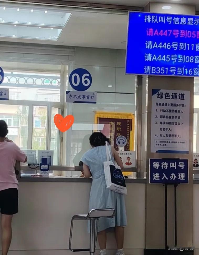 37岁单亲妈妈含泪忠告！社保千万别交太晚，亲身经历句句扎心
 
刚从社保局办完业