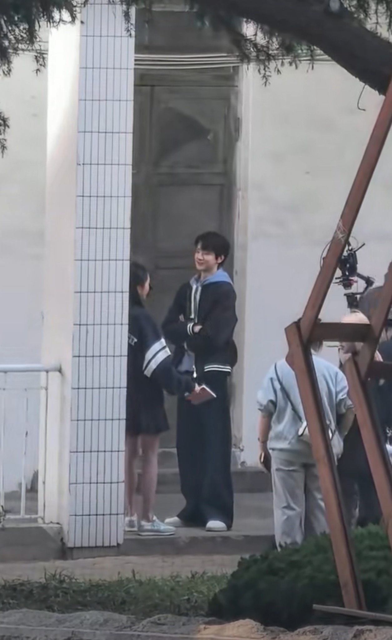 路透生图也能打！关晓彤专注读剧本的样子好美，期待《我与爱同谋》里苏知秋的蜕变！关