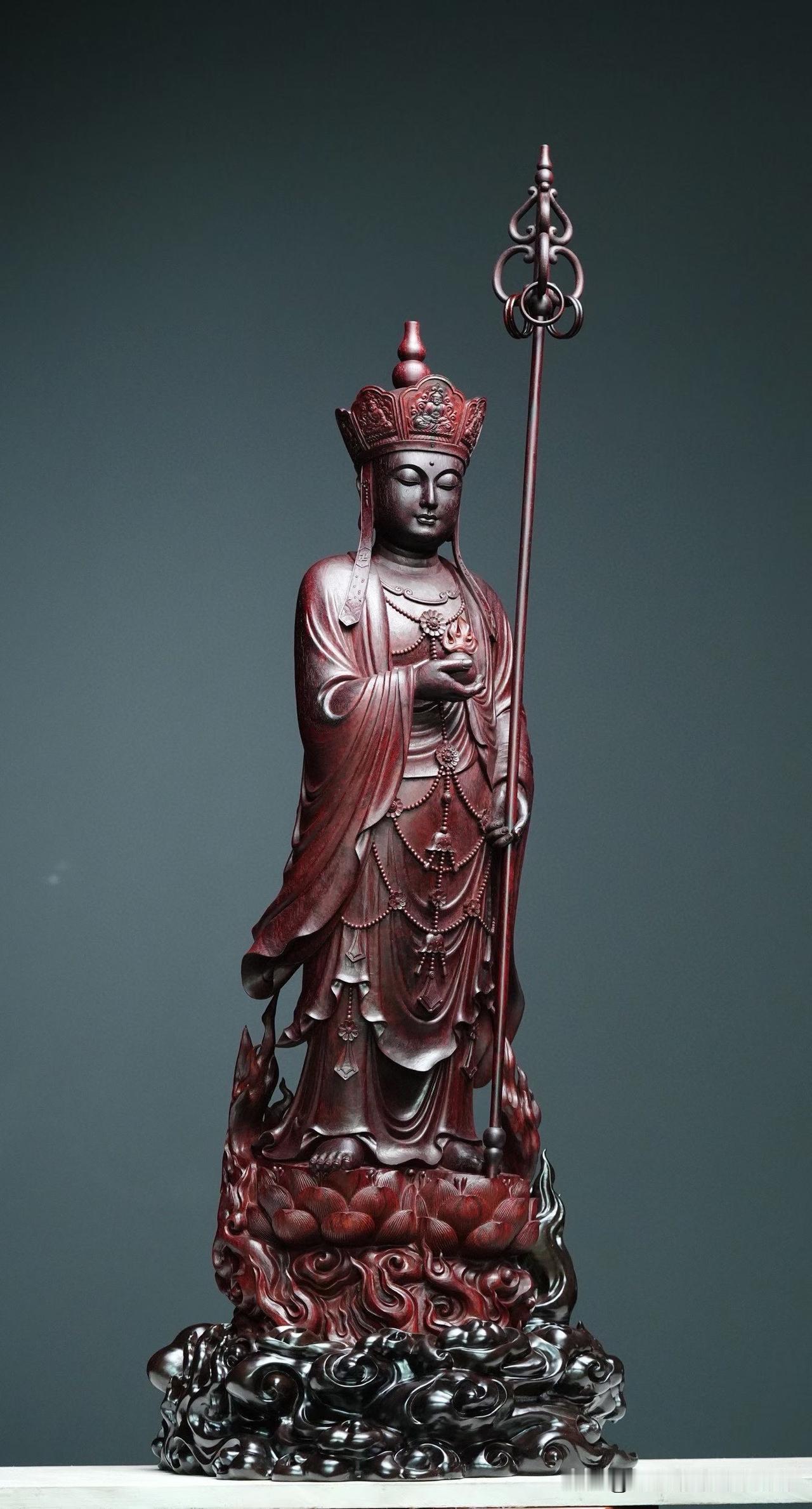 有些造像，一眼是“庄严”，
再看，是“安定”。

这尊小叶紫檀地藏王，
不是锋芒